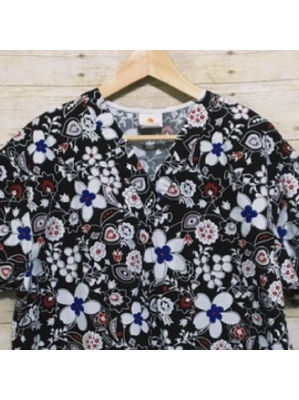 Peaches Uniforms black white red floral v-neck medium scrubs top - Picture 3 of 6